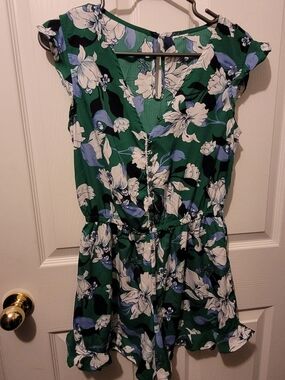 19 Ptp, Waist 15 Stretch To 19"    Floral Green V-Neck Romper